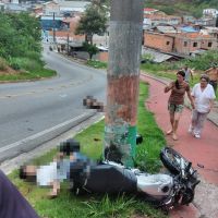Casal de moto acerta poste em Camboriú