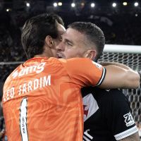 Léo Jardim brilha de novo, Vasco elimina o Flu nos pênaltis e vai à final