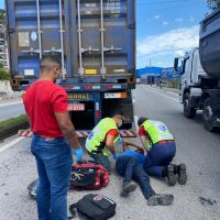Motociclista bate em traseira de caminhão na pista da Schmithausen