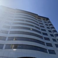 Janelas caem de centro empresarial e colocam pedestres em risco