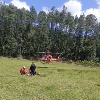 Jovem de 20 anos é resgatado após queda em trilha