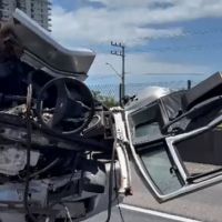 Batida entre carretas estraçalha cabine, mas motorista escapa com vida