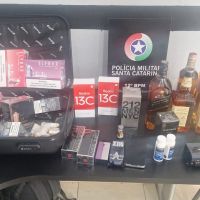 Medicamentos proibidos, vapes e produtos ilegais encontrados em ônibus em Camboriú