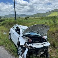 Saída de pista seguida de capotamento deixa dois feridos na BR 470