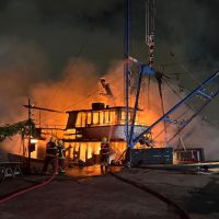 Incêndio destrói barco de pesca