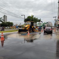 Rompimento de rede deixa trânsito em meia pista e pode causar falta de água