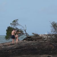 Sem escadaria, banhistas escalam pedra de Cabeçudas