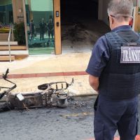 Ciclomotor pega fogo durante carregamento em BC