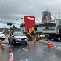 Rompimento de tubulação deixa Sete de Setembro em meia pista