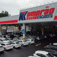 Grupo Koch reforça operação para alta demanda nas lojas do litoral catarinense