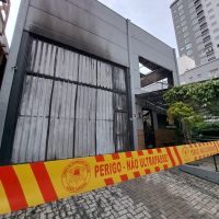 Incêndio em cervejaria destruiu imóvel e mobilizou 15 bombeiros