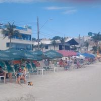 Banhistas não encontram espaço para colocar cadeiras e guarda-sóis em Bombinhas