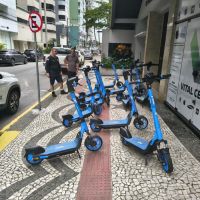 Patinetes não podem ser considerados 'brinquedos' e uso irregular pode render multa