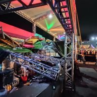 Duas pessoas feridas na queda de camarote continuam internadas