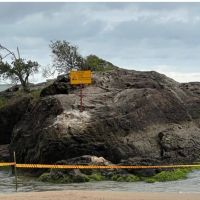 Prefeitura instala placa pra alertar sobre perigos de escalar pedra