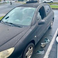 Motorista provoca acidente, quebra vidro com pedra e tenta roubar carro