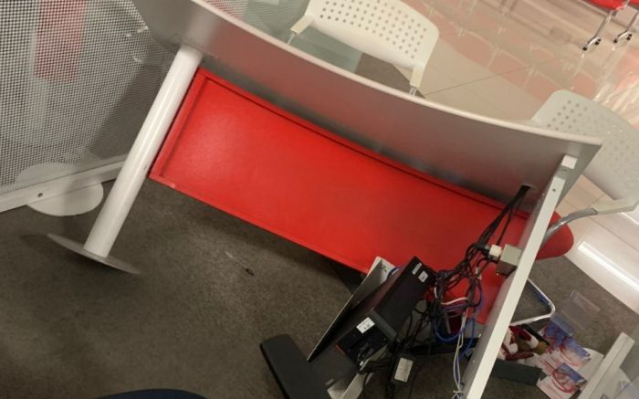 Portas do banco estavam arrombadas quando a PM chegou (Foto: PMSC)