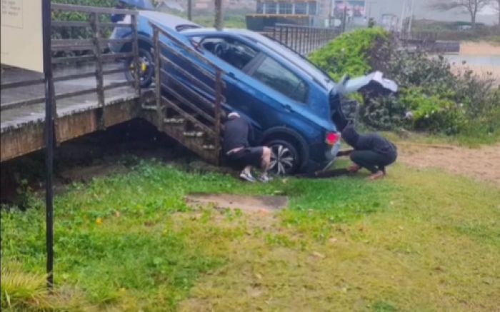 Carro caiu de ré na passarela (Foto: Reprodução Salve Brava)