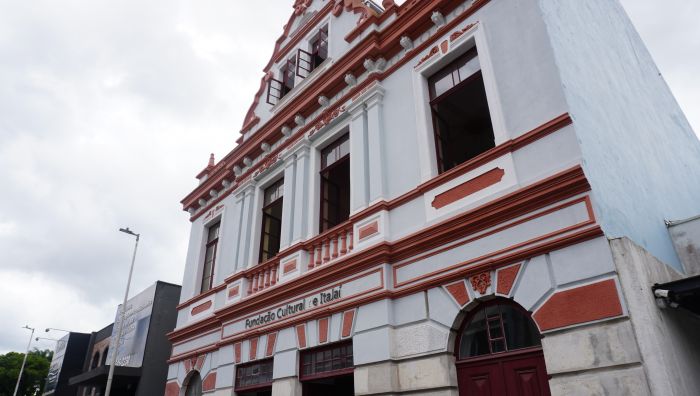 Obra começou em 2023 e tava emperrada no centro de Itajaí