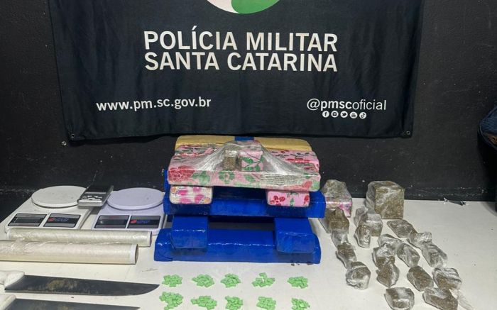 Outro endereço guardava comprimidos e material de fracionamento (Foto: PMSC)