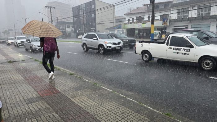 Nuvens cinzas carregadas tomaram conta do céu (Foto: Camila Diel)