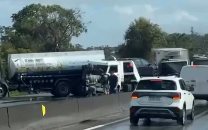 Acidente envolve veículo de carga; equipes estão no local (Foto: Reprodução)