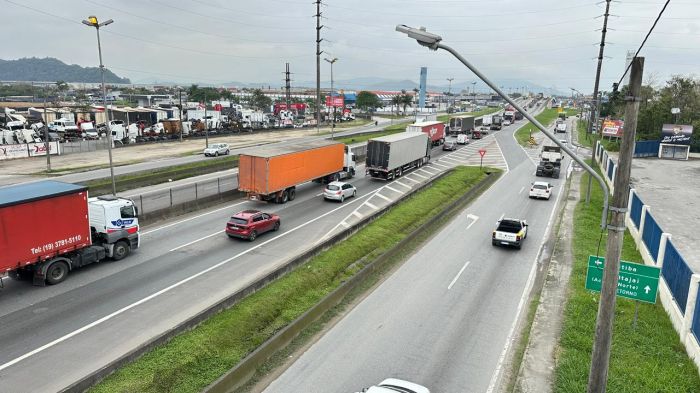 A BR 101, no trecho entre Penha e a cidade peixeira, também registra congestionamento
