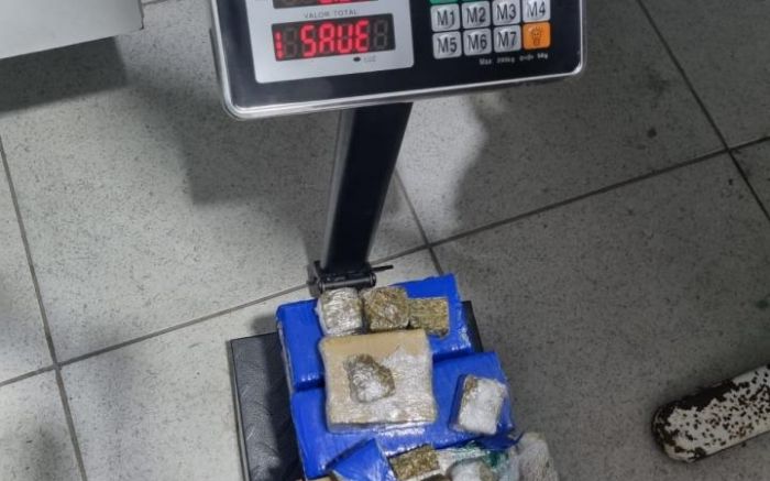 Foram apreendidos mais de 10 quilos de maconha na casa (Foto: BPMI)