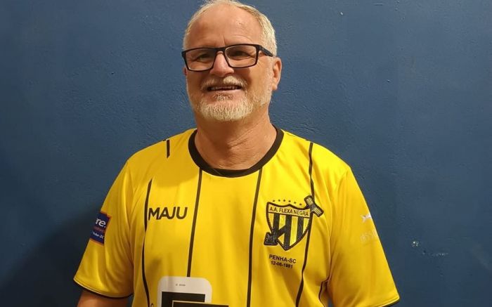 Professor Charles dava aulas voluntárias de futsal e lecionou por 15 anos na “Rubens” (Fotos Álbum de Família / Divulgação.)