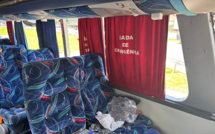 Torcida do Santos depredou ônibus e lançou foguetes contra veículo do Inter (Foto: Leitor)