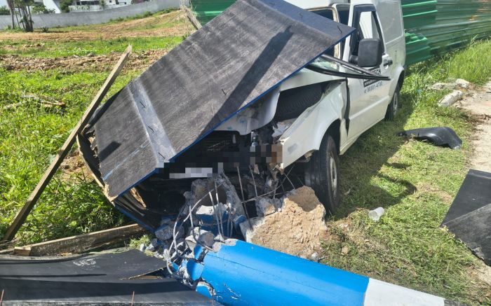 Celesc teve que 
trocar o poste
(foto: Divulgação/PMBC)