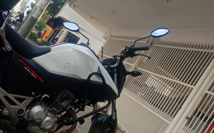 O motociclista precisou ser socorrido e levado até o hospital (Foto: Leitor)