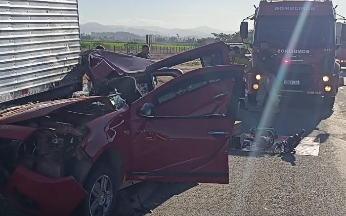 Frente do carro ficou destruída após colisão na BR 470 (Foto: Divulgação/CBVI)