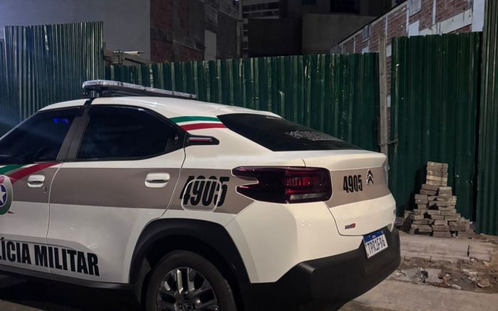 Legenda: Cara tava furtando materiais de obra no centro de Itajaí (Foto: IMPRENSA 1ºBPM Itajaí)