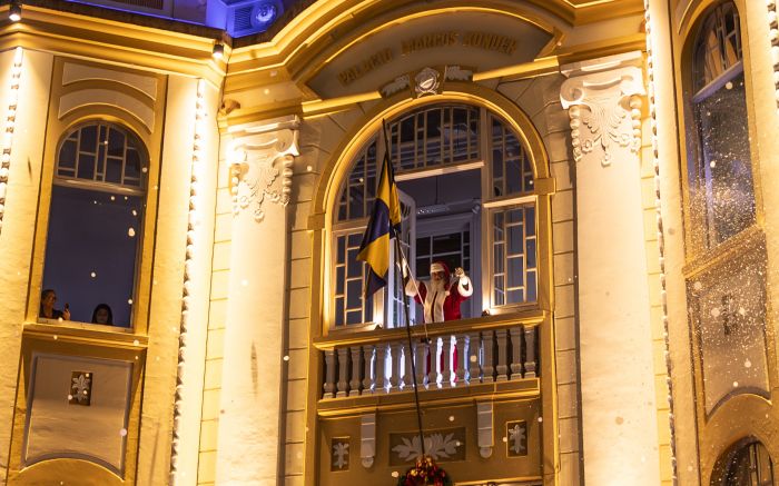 Legenda: Centro de Itajaí se enche de luz e alegria com a abertura do Natal Encanto (Foto: Secom Itajaí - Imprensa)