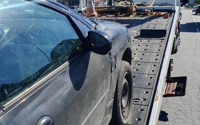 Carro foi autuado e guinchado (Foto: Divulgação/GMBC)