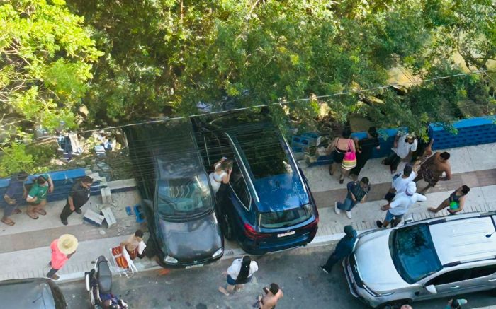 Corsa e BMW quase caem no canal do Marambaia (Foto: Leitor)