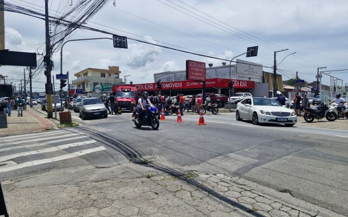 Acidente fatal aconteceu por volta do meio-dia na avenida Caninana, em frente à Maremoto (Foto: Leitor)