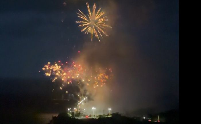 Teste de fogos iluminou o céu do molhe do Atalaia nesta segunda (Foto: Reprodução)