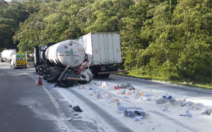 Acidente bloqueou rodovia no ínício da manhã (Foto: Divulgação PRF)