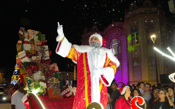 Mais de 200 artistas e 15 alas vão percorrer a rua Hercílio Luz a partir das 19h30