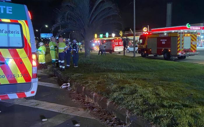 Acidente aconteceu em frente ao posto Graal na noite de sábado (Foto: Divulgação/CBMSC)