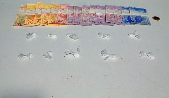 Policiais apreenderam 10 porções de cocaína (Foto: Divulgação/PMSC)