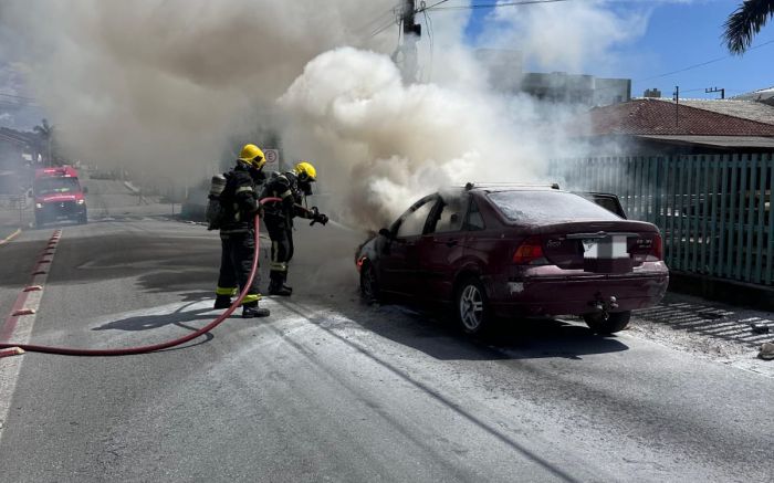 Bombeiros tentaram apagar o incêndio com dois extintores, mas não tiveram sucesso (Foto: Divulgação/CBMSC)