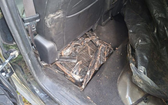 Motorista conseguiu fugir a pé, mas deixou pra trás o carro e 252 kg de maconha (Foto: Divulgação/PF)
