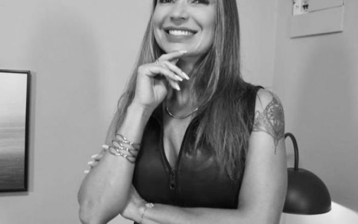 Legenda: Aline Dalmolin estava de carona num Porsche (Foto: Redes)