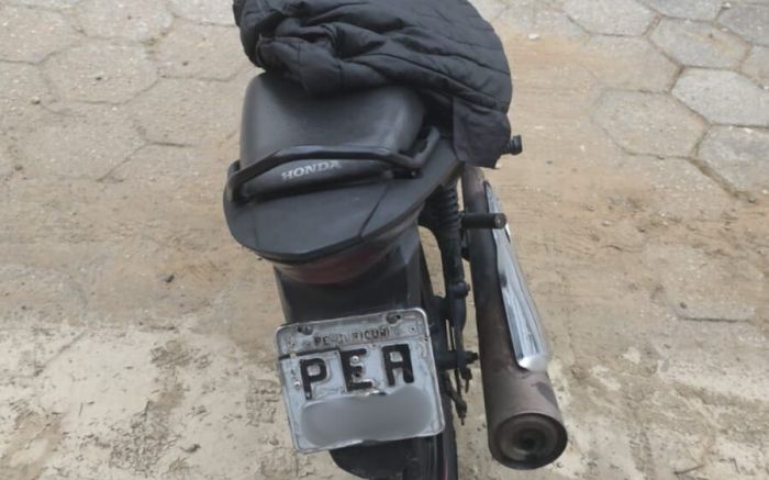 A moto tinha a placa adulterada e estava com o licenciamento vencido (Foto: Divulgação/Secom)