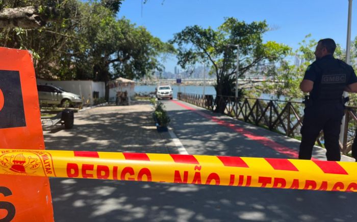 Homem levou choque embaixo da trecho da passarela (Foto: João Batista)