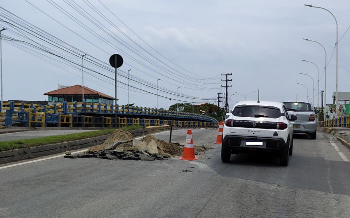 Conserto mobilizou equipes do Semasa na ponte da Promenac (Foto: Fran Marcon)