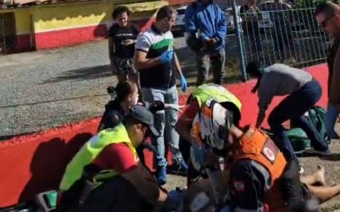 Os agentes passaram 40 minutos tentando reanimar o homem (Foto: Leitor)